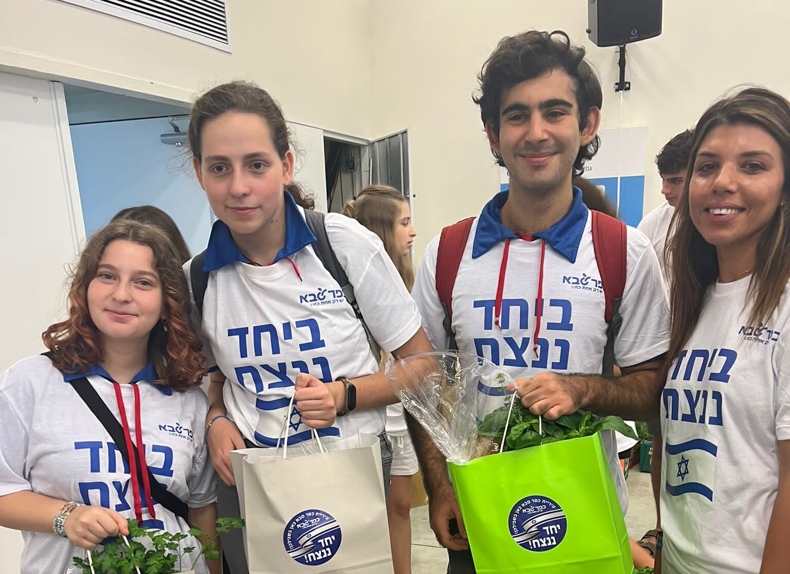שי לשבת לכל המשפחות שבן/בת משפחה גויסו בצו 8 - ירוק - רשת מקומונים בשרון